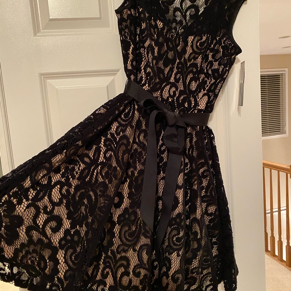 Black lace dress - Picture 2 of 11